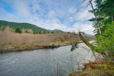 19 Mi to Slopes at Crystal Mtn: Getaway w/ Hot Tub House in King County