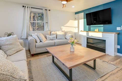 Riverfront Reset! Dells Cabin w/ Kayaks & Deck House in Wisconsin