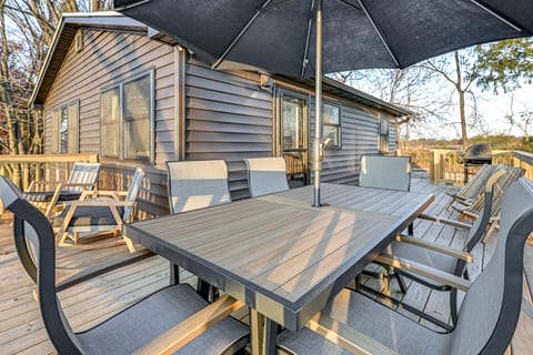 Riverfront Reset! Dells Cabin w/ Kayaks & Deck House in Wisconsin