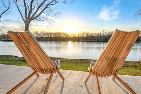 Riverfront Reset! Dells Cabin w/ Kayaks & Deck House in Wisconsin