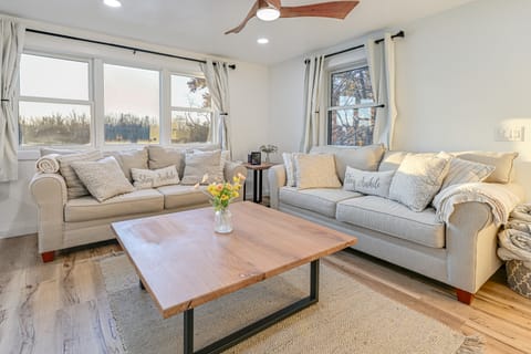 Riverfront Reset! Dells Cabin w/ Kayaks & Deck House in Wisconsin