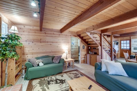 3 Mi to Calaveras Big Trees: Group-Ready Mtn Cabin House in Arnold