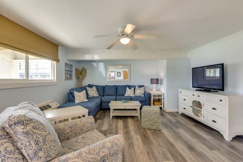 Steps to Sea! Okaloosa Island Gem w/ Outdoor Oasis Apartment in Okaloosa Island
