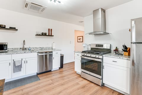 1 Mi to Kentucky Bourbon Trail! Louisville Condo Apartment in Louisville