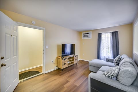 < 1 Mi to Beach! Quaint Norfolk Duplex w/ Yard Apartment in Norfolk