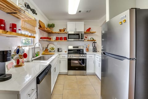 5 Mi to Univ of Arkansas: Cozy Townhome w/ Deck Apartment in Johnson