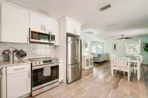 6 Mi to Raymond James Stadium: Tampa Retreat! House in Tampa