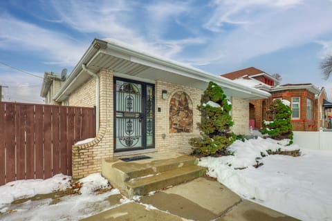 1 Block to Red Line Station: Walkable Chicago Home House in Chicago