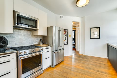 Extended Stay in West Town! Walkable, Updated Unit Apartment in Chicago