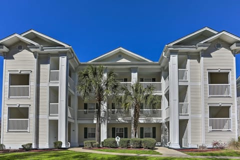 Steps to Pool & Golf! Condo 4 Mi to Myrtle Beach Apartment in Carolina Forest