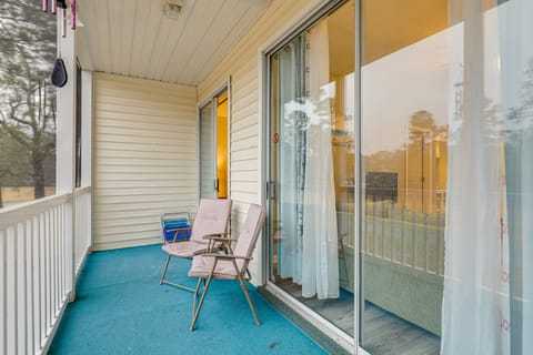 Steps to Pool & Golf! Condo 4 Mi to Myrtle Beach Apartment in Carolina Forest