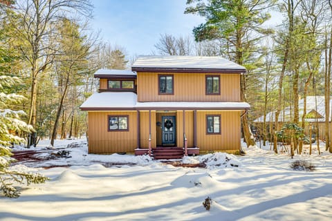 Lake Naomi Luxury Home w/ Stream Pool & Fire Pit House in Pocono Pines