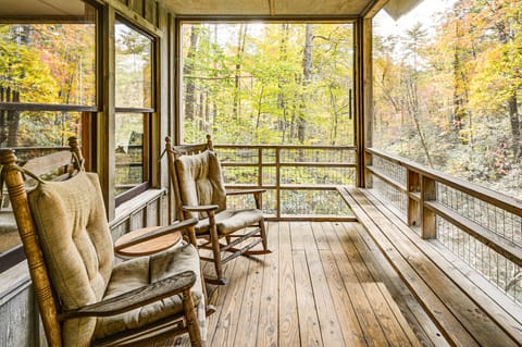 Relax Creekside: Forest-View Gem in Marietta! House in Tennessee