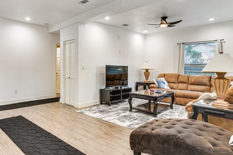 4 Mi to Dtwn St Pete! Pet-Friendly Home w/ Yard House in St Petersburg