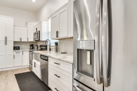 4 Mi to Dtwn St Pete! Pet-Friendly Home w/ Yard House in St Petersburg