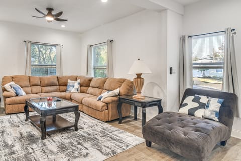 4 Mi to Dtwn St Pete! Pet-Friendly Home w/ Yard House in St Petersburg