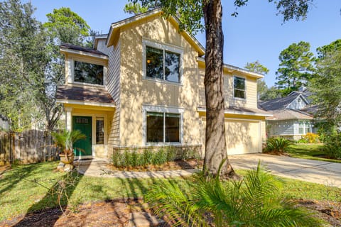 Near Trails, Shops & Eats: Spring Home w/ Pool House in The Woodlands