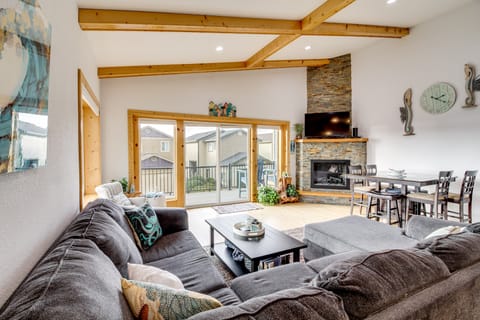 Stroll to Shore: Retreat w/ Balcony in Gold Beach House in Gold Beach