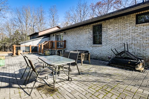 Spacious Retreat w/ Deck: 14 Mi to Nolin Lake! House in Kentucky