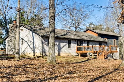 Spacious Retreat w/ Deck: 14 Mi to Nolin Lake! House in Kentucky