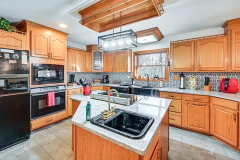 Spacious Retreat w/ Deck: 14 Mi to Nolin Lake! House in Kentucky