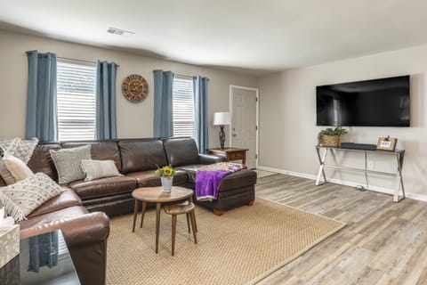 1 Mi to LSU, Tiger Stadium! Lovely Home w/ Parking House in Baton Rouge