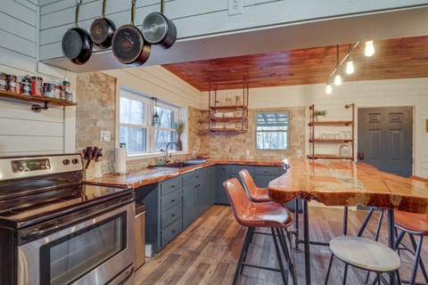 Rural Outdoor Oasis! Edgemont Cabin w/ Fire Pit House in Caldwell