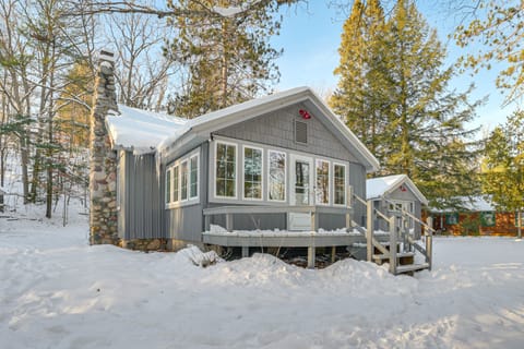 Sturgeon River Gem! Outdoor recreation galore House in Indian River