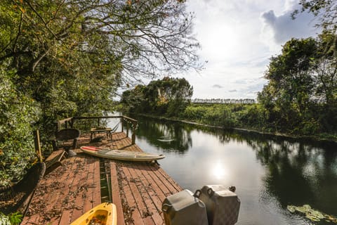 Canal-Front Retreat w/ Hot Tub & Dock in Tavares Apartment in Tavares