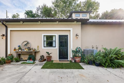 Canal-Front Retreat w/ Hot Tub & Dock in Tavares Apartment in Tavares