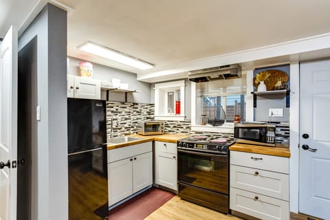 3 Mi to Puget Sound: Lakefront Gem w/ Patio! Apartment in Lakewood