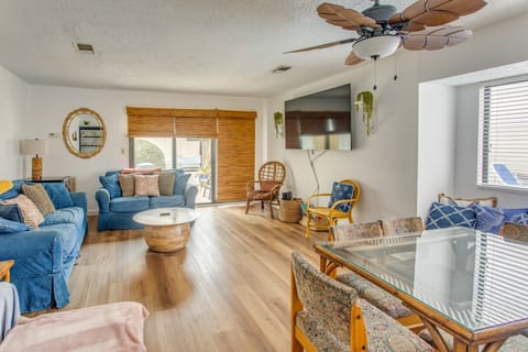 Golf, Explore & Walk to Shore! Myrtle Beach Unit Apartment in Myrtle Beach