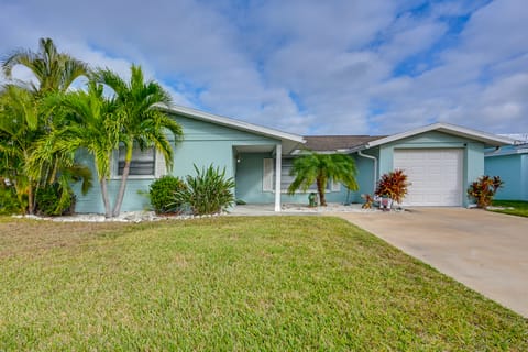 4 Mi to Beach! Waterfront New Port Richey Retreat House in New Port Richey