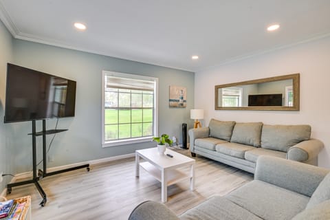 Relax on the Grand River! Bright Waterfront Home House in New Port Richey