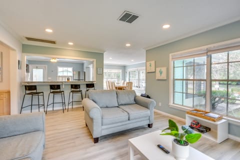 Relax on the Grand River! Bright Waterfront Home House in New Port Richey