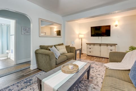 5 Mi to St Pete Beach! Snowbird Home w/ Large Yard House in St Petersburg