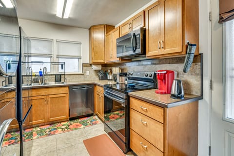 7 Mi to Dtwn Denver: Pet-Friendly Home w/ Yard House in Aurora