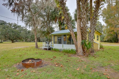 Hawthorne Angler's Cabin w/ Lake + Dock Access! House in Florida