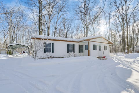1 Mi to Otsego Lake: Pet Friendly Family Home House in Michigan