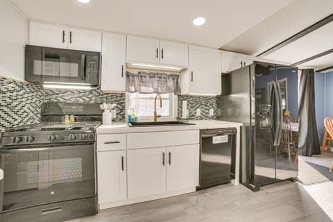 1 Mi to Otsego Lake: Pet Friendly Family Home House in Michigan