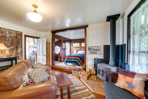 Rustic Oceanfront Mendocino Coast Cottage w/ Deck! House in Westport