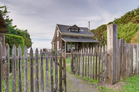 Rustic Oceanfront Mendocino Coast Cottage w/ Deck! House in Westport