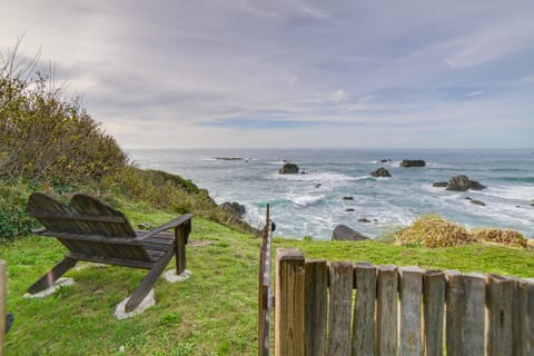Rustic Oceanfront Mendocino Coast Cottage w/ Deck! House in Westport