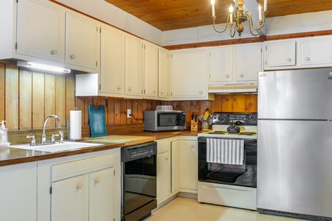 Outdoor Adventure Hub! Family Home in West Dover House in Dover