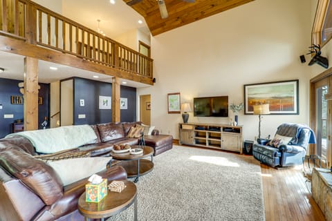 Mtn-View Deck, Game Room! Spacious Elk Park Lodge House in Tennessee