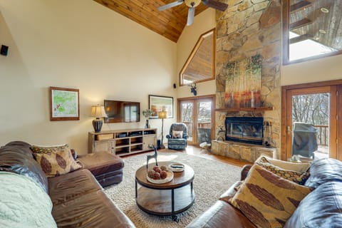 Mtn-View Deck, Game Room! Spacious Elk Park Lodge House in Tennessee