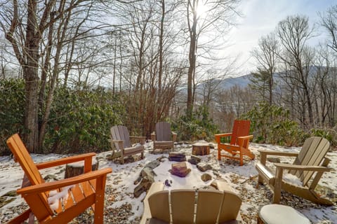 Mtn-View Deck, Game Room! Spacious Elk Park Lodge House in Tennessee