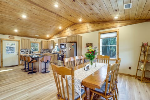 1 Mi to Watauga Lake! Modern & Rustic Mtn Hideaway House in Watauga Lake