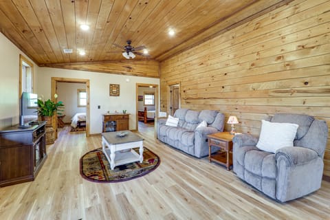 1 Mi to Watauga Lake! Modern & Rustic Mtn Hideaway House in Watauga Lake
