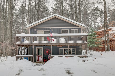 Crystal Mountain Cabin: Ski, Golf & Explore! House in Michigan